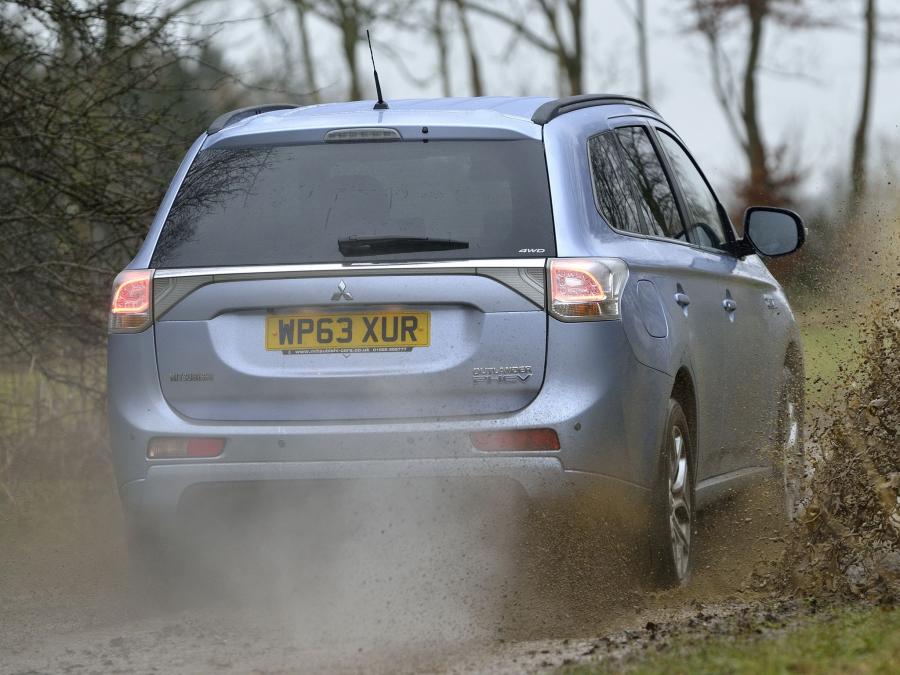  Mitsubishi Outlander PHEV 2014 года  (UK) (фото 10 из 19)